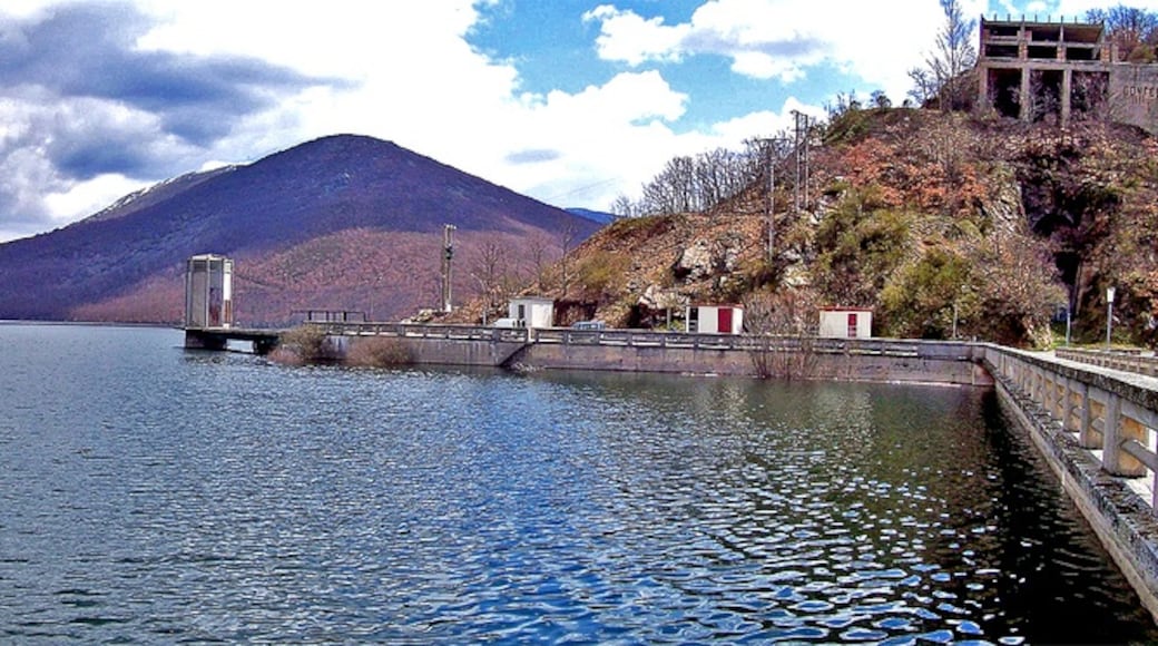 Foto “Velilla del Río Carrión” tomada por Alejandro Polanco (CC BY); recorte de la original