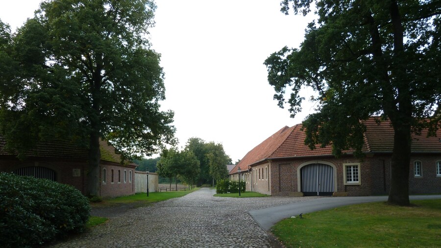 Photo "Farm-buildings of Darfeld castle" by undefined (Creative Commons Zero, Public Domain Dedication) / Cropped from original