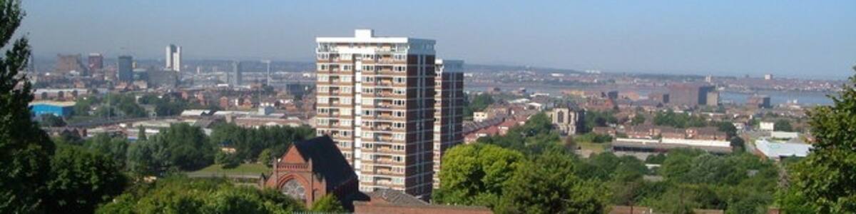 Photo "River Mersey from Everton Park. Prominent buildings in this view are St Polycarp's Church on Netherfield Road and, further away, St Anthony's Church on Scotland Road, either side of the block of flats on Conway Street. The Mersey can be seen between the buildings of Vauxhall." by Derek Harper (Creative Commons Attribution-Share Alike 2.0) / Cropped from original