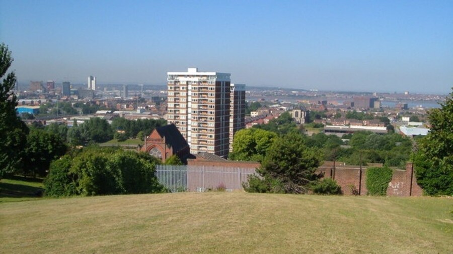 Photo "River Mersey from Everton Park. Prominent buildings in this view are St Polycarp's Church on Netherfield Road and, further away, St Anthony's Church on Scotland Road, either side of the block of flats on Conway Street. The Mersey can be seen between the buildings of Vauxhall." by Derek Harper (Creative Commons Attribution-Share Alike 2.0) / Cropped from original