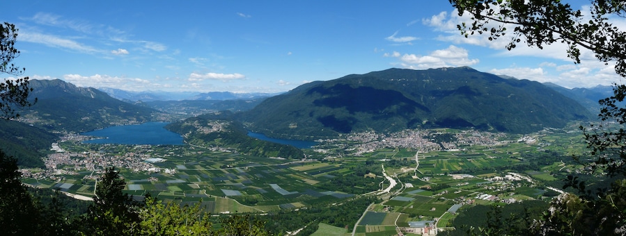 Panorama of Caldonazzo (on the left) and Levico Terme (on the right), from the sighseeing point on the Kaiserjägerstraße (or Menadór road).