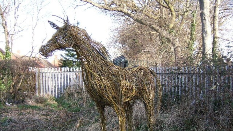 Photo "Horse, made with willow This life size sculpture has been made using willow withes." by BrianP (Creative Commons Attribution-Share Alike 2.0) / Cropped from original