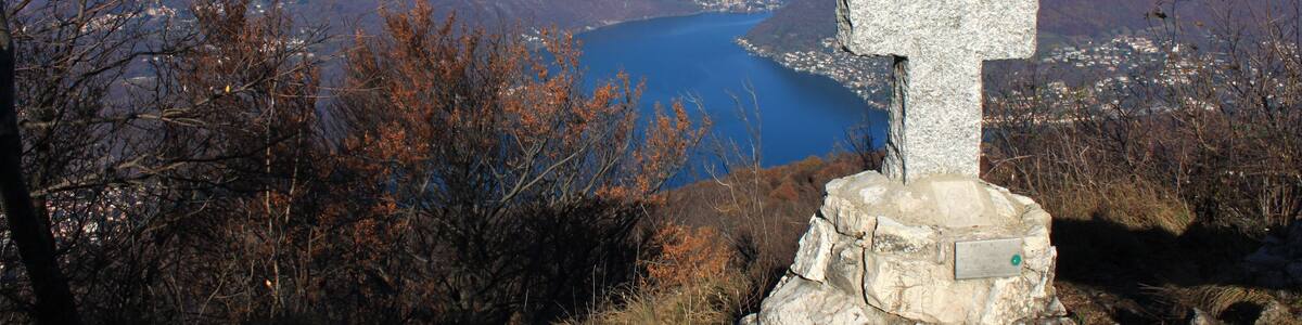 Photo "Auf dem Monte Pravello (1015 m.ü.M.)im Schweizer Kanton Tessin oberhalb von Serpiano und Arzo.Auf dem Gipfel läuft die Grenze zwischen der Schweiz und Italien.Deshalb der Doppelname Poncione d'Arzo / Monte Pravello (I)." by Uwelino (Creative Commons Attribution-Share Alike 4.0) / Cropped from original