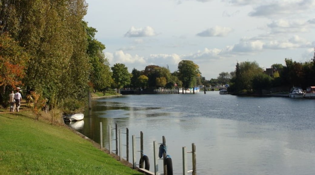 Photo "Staines" by Ruth Sharville (CC BY-SA) / Cropped from original