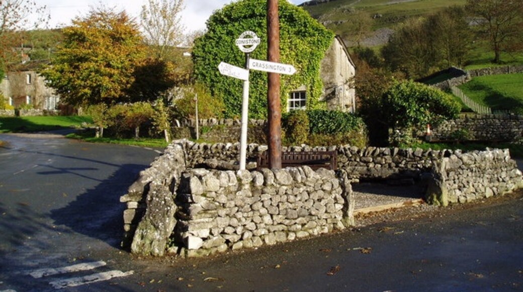 Photo "Conistone" by Ray Woodcraft (CC BY-SA) / Cropped from original