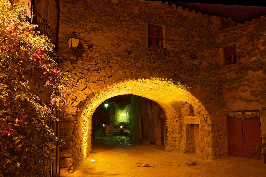 Peratallada is a town in the municipality of Forallac, in the county of Baix Empordà, in Catalonia, Spain. It is 22 km east of Girona. Its name is derived from perda tallada, meaning 'carved stone'. Declared a historic-artistic monument, most of the buildings are built from stone carved from the fosse or moat which still encircles parts of this small fortified medieval town (Wikipedia). Peratallada, es un pequeño pueblo perteneciente al municipio de Forallac, Bajo Ampurdán. Fue declarado Conjunto Histórico-Artístico por ser uno de los núcleos de arquitectura medieval más importantes y mejor conservados de Cataluña (Wikipedia). rq