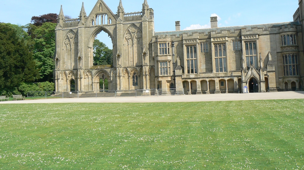 Photo "Newstead Abbey" by Andy Jakeman (CC BY-SA) / Cropped from original