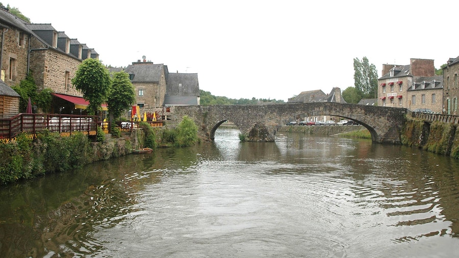 Photo "Dinan, River Rance, Brittany France" by David Broad (Creative Commons Attribution 3.0) / Cropped from original