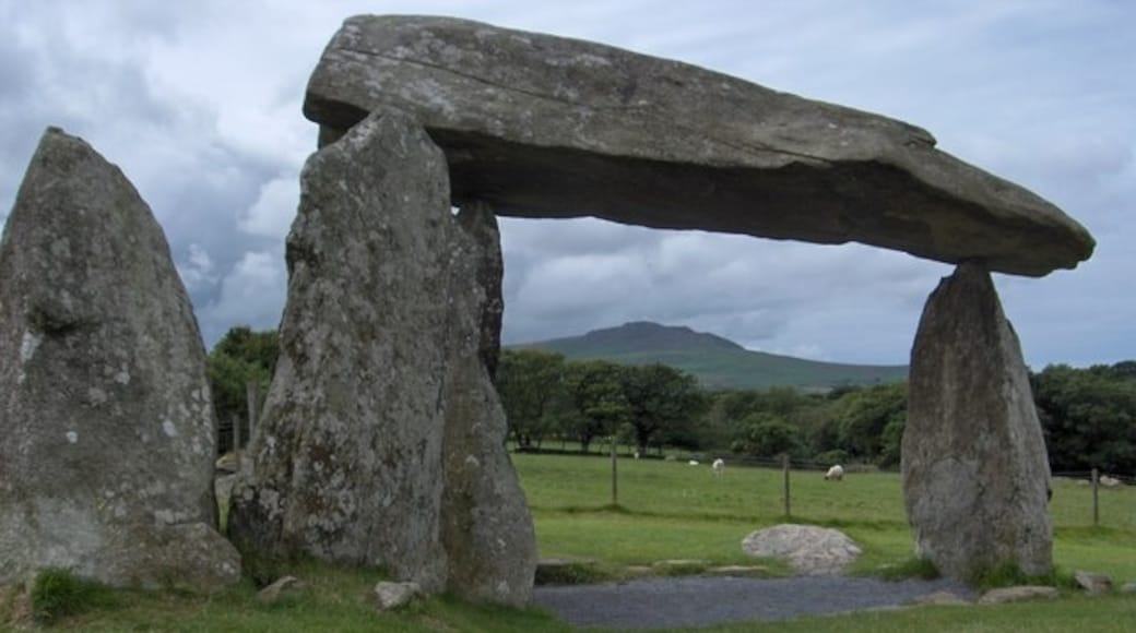 Photo "Pentre Ifan Dolmen" by Deborah Tilley (CC BY-SA) / Cropped from original