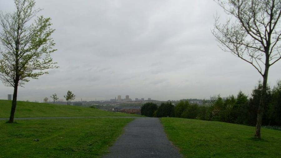Photo "Tollcross Park Fine park in the East End of Glasgow, home to the Winter Gardens and Tollcross House. Looking to the northwest in this image, towards Roystonhill in the distance." by Stephen Sweeney (Creative Commons Attribution-Share Alike 2.0) / Cropped from original