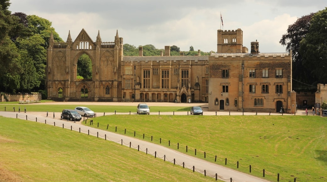 Photo "Newstead Abbey" by Richard Croft (CC BY-SA) / Cropped from original