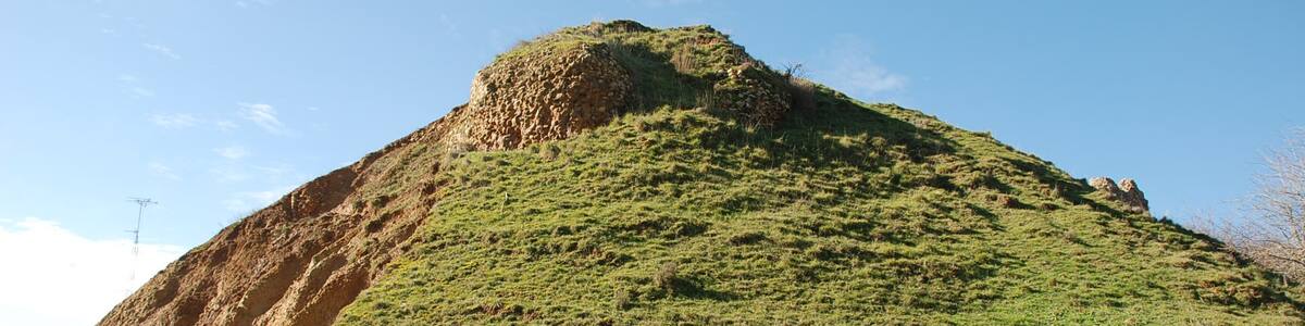 Photo "Castle of the Counts of Saldaña (Palencia, Castile and León)." by Valdavia (Creative Commons Attribution-Share Alike 3.0) / Cropped from original