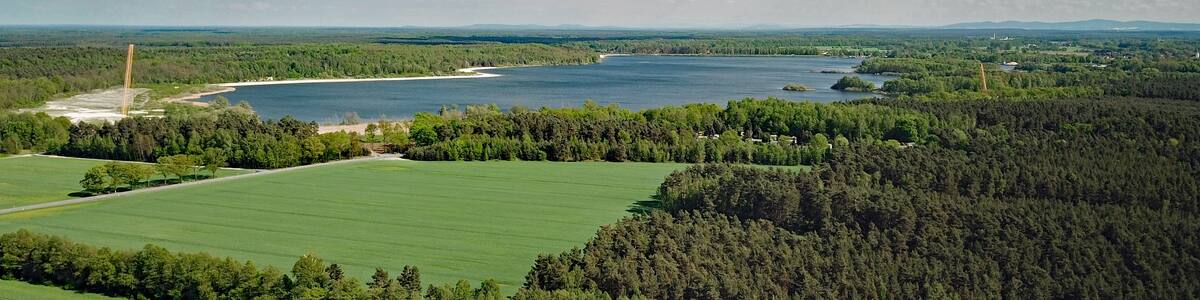 Photo "Knappensee reservoir from Maukendorf (Wittichenau, Saxony, Germany)" by PaulT (Creative Commons Attribution-Share Alike 4.0) / Cropped from original