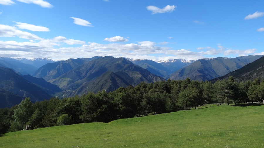 Photo "Vistes al nord des del Front del Pallars al Serrat del Farro (juny 2013)" by EliziR (Creative Commons Attribution-Share Alike 3.0) / Cropped from original