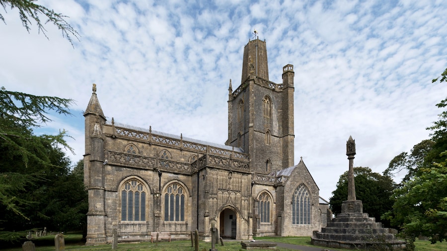Photo "Wide view from the southwest of the parish church of [[w:Church of St Mary, Yatton |St Mary the Virgin, Yatton]], Somerset and (right) its churchyard cross" by NotFromUtrecht (Creative Commons Attribution-Share Alike 3.0) / Cropped from original
