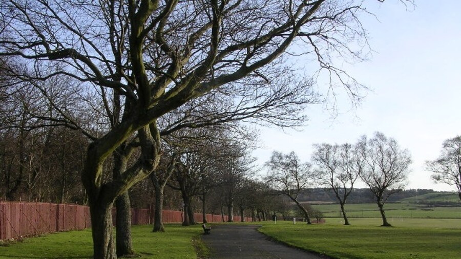 Photo "Cowan Park, Barrhead." by Chris Upson (Creative Commons Attribution-Share Alike 2.0) / Cropped from original