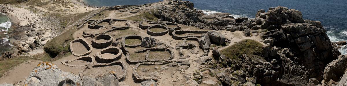 Photo "Castro de Baroña" by Jose Manuel Loureiro… (Creative Commons Attribution 3.0) / Cropped from original