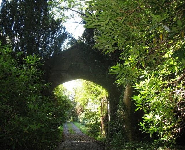 Coch y Rhwd Gate. The rear, neglected, entrance to Parc Glynllifon. The gate is rusty and the gate lodge is a ruin. Compare it with the Grand Lodge and Gate at the front SH4555