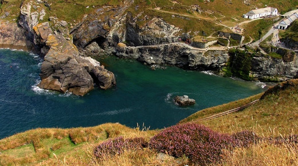 Photo "Tintagel Beach" by Pam Brophy (CC BY-SA) / Cropped from original