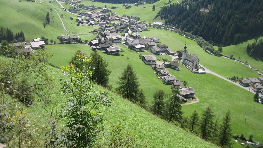 Photo "Nucleus of the municipality of Innervillgraten in East Tyrol, Austria. View towards south-east." by WolfgangFaber (Creative Commons Attribution-Share Alike 3.0) / Cropped from original