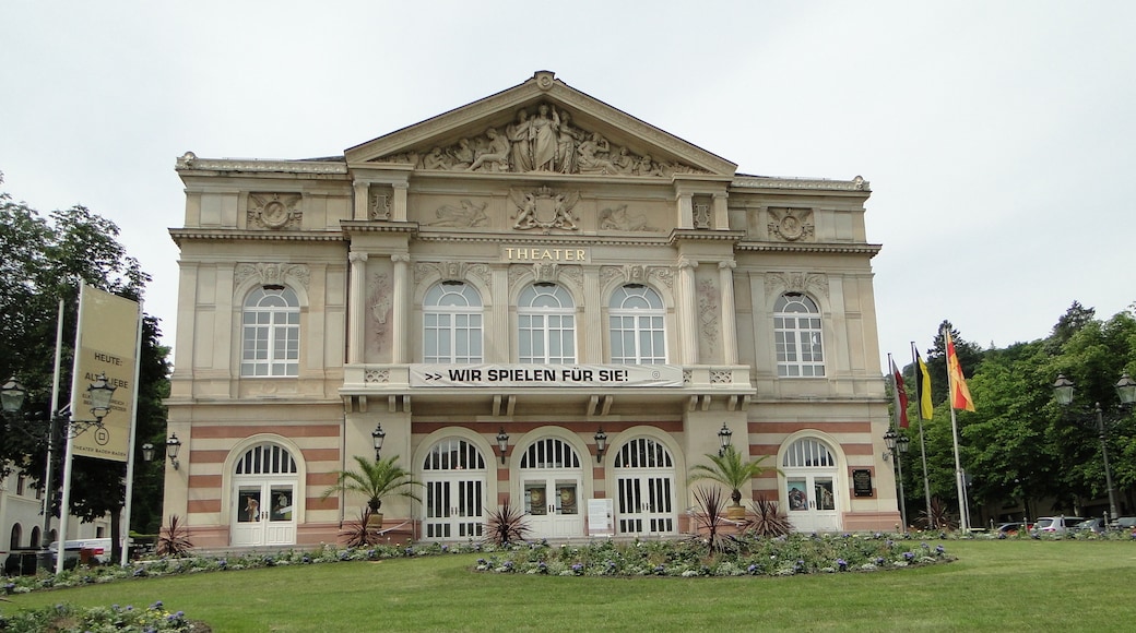 « Théâtre Baden-Baden», photo de Nikolai Karaneschev (CC BY) / rognée de l’originale