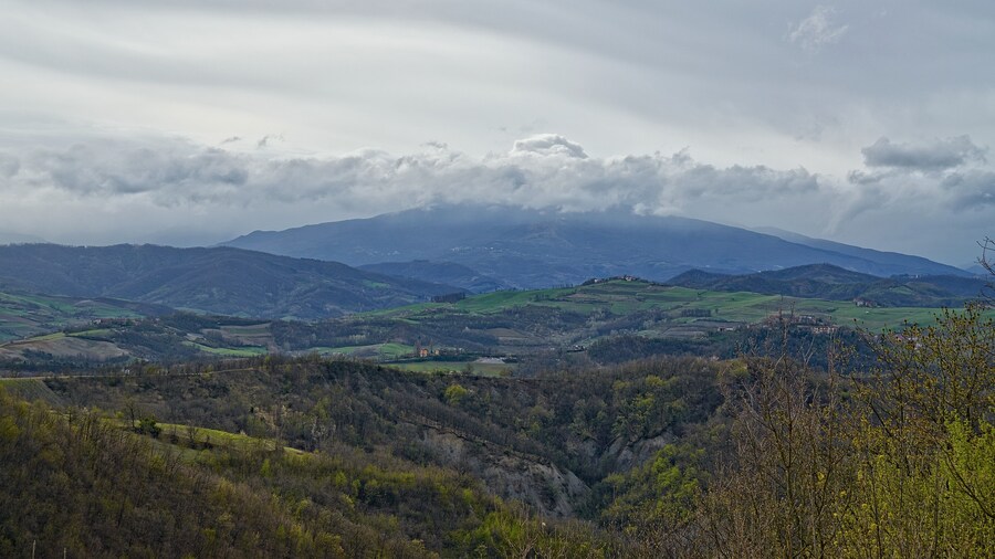 Photo "Nuvole sul Giarolo" by Terensky (Creative Commons Attribution 3.0) / Cropped from original