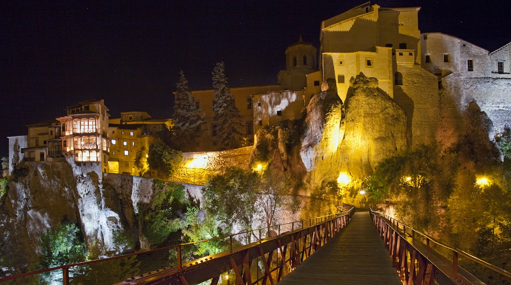 Foto "Casas Colgadas de Cuenca" por Tomás Fano (CC BY-SA) / Recortada de la original