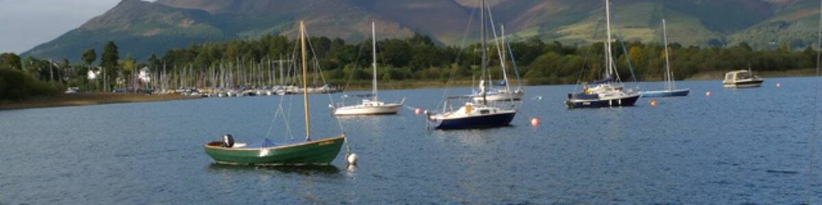 Photo "Sailing Boats in Derwentwater off Nichol End" by Cameraman (Creative Commons Attribution-Share Alike 2.0) / Cropped from original