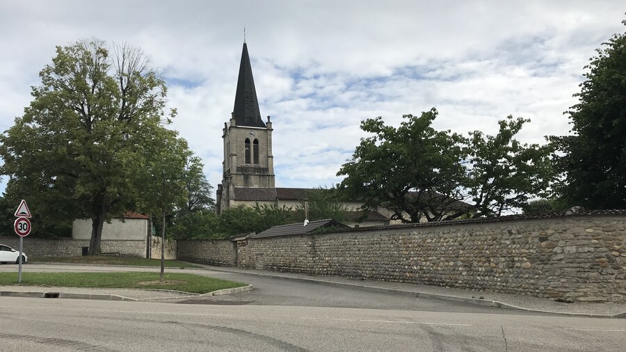 Photo "Vue de l'église de Chazey-sur-Ain." by Benoît Prieur (Creative Commons Attribution-Share Alike 4.0) / Cropped from original