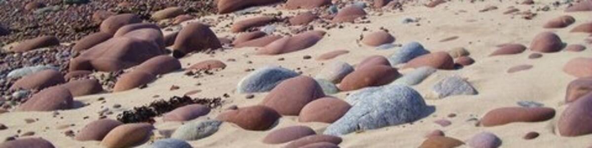 Photo "Bay of Stoer Grey stripy gneiss and pinkish Torridonian sandstone rocks on the beach at the Bay of Stoer." by Gordon Hatton (Creative Commons Attribution-Share Alike 2.0) / Cropped from original