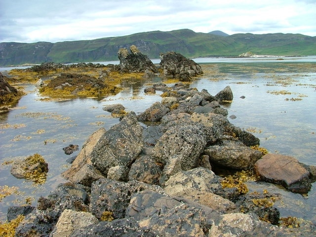 Promontory near Rubha Dubh Ard Just in the square and no more after a clamber over slippery rocks. A small sandy beach is visible on Eilean Gaineamhach near the top right of picture.