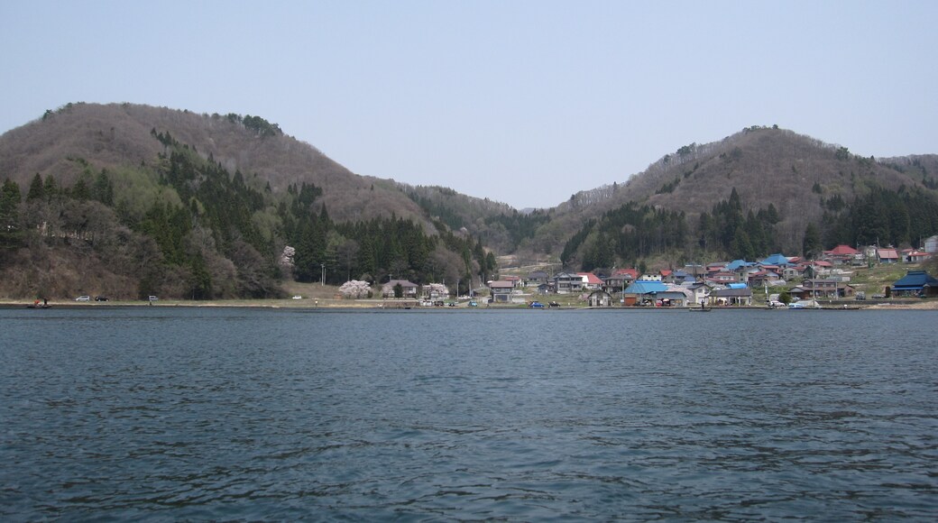 Foto "Lago Nojiri" por jenterri (CC BY-SA) / Recortada de la original