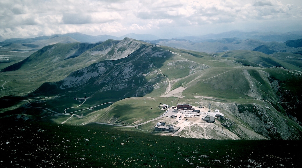 Photo "Campo Imperatore" by Gabriel Marchionni (CC BY-SA) / Cropped from original