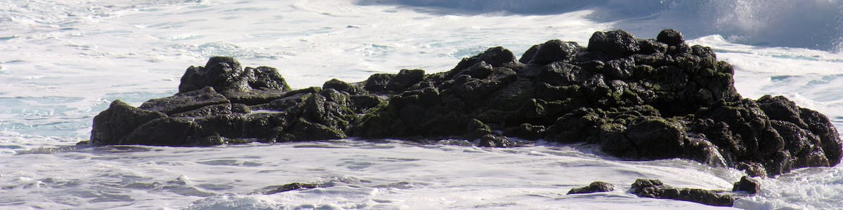 Photo "Playa Blanca, the Atlantic next Punta Pechiguera" by Dguendel (page does not exist) (Creative Commons Attribution 3.0) / Cropped from original