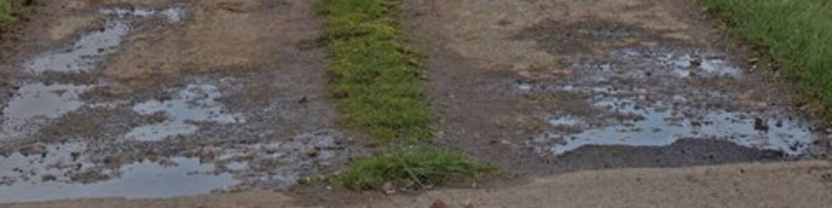 Photo "Concrete farm road Fauldingcleuch Farm." by wfmillar (Creative Commons Attribution-Share Alike 2.0) / Cropped from original