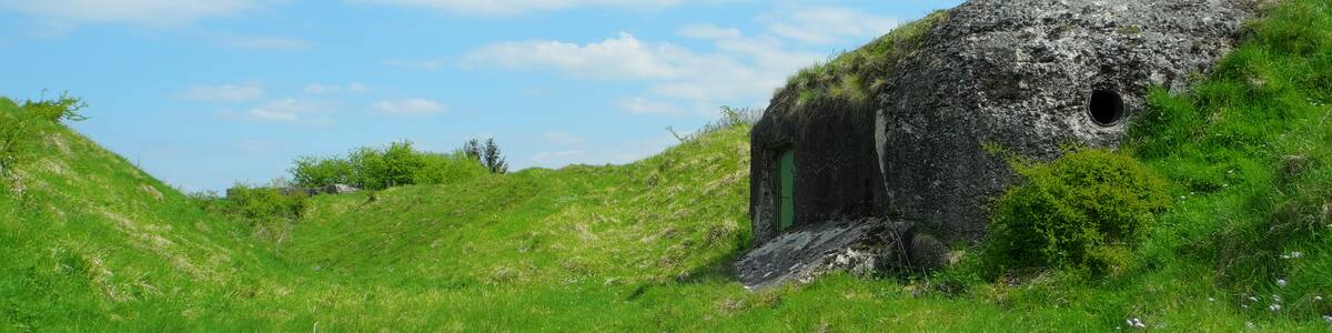 Photo "This file was uploaded with Commonist. Fort de Meroux : dans la rue du rempart (HDR)." by ComputerHotline (Creative Commons Attribution 3.0) / Cropped from original