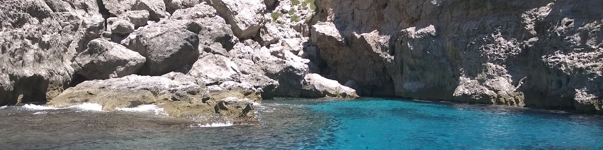Photo "Marettimo Coast" by Arcona B&B (Creative Commons Attribution 3.0) / Cropped from original