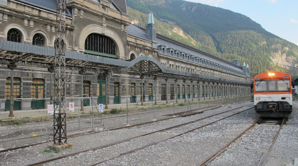 « Canfranc-Estación», photo de Jakob Bauer (CC BY-SA) / rognée de l’originale