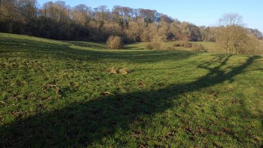 Photo "Ozleworth" by Derek Harper (CC BY-SA) / Cropped from original