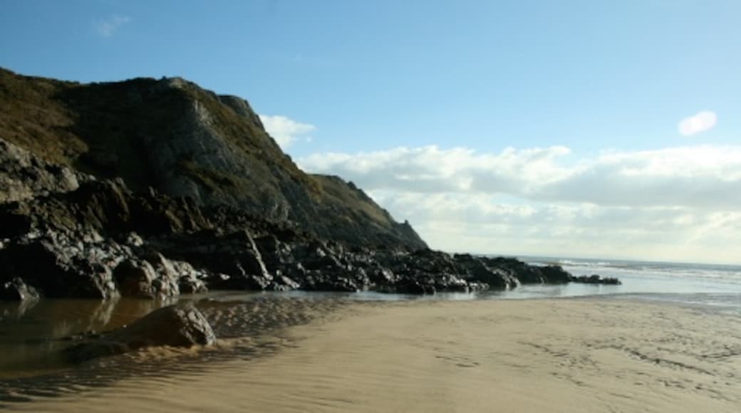 Photo "Slade Bay" by Scott Bould (CC BY-SA) / Cropped from original