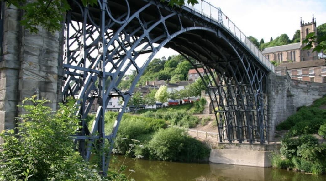Photo "Iron Bridge" by Peter Scrimshaw (CC BY-SA) / Cropped from original