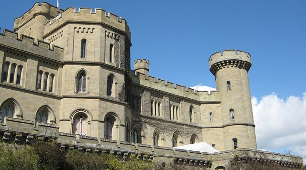 Photo "Eastnor Castle" by Pauline Eccles (CC BY-SA) / Cropped from original
