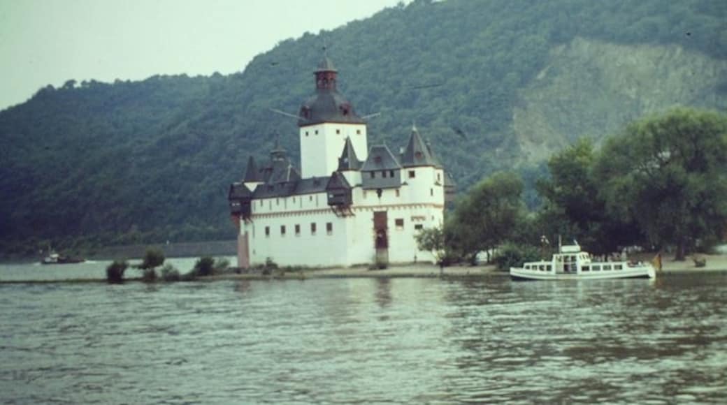 Foto "Castelo de Pfalzgrafenstein" de Colin Smith on geo.hlipp.de (CC BY-SA) / Recortada do original