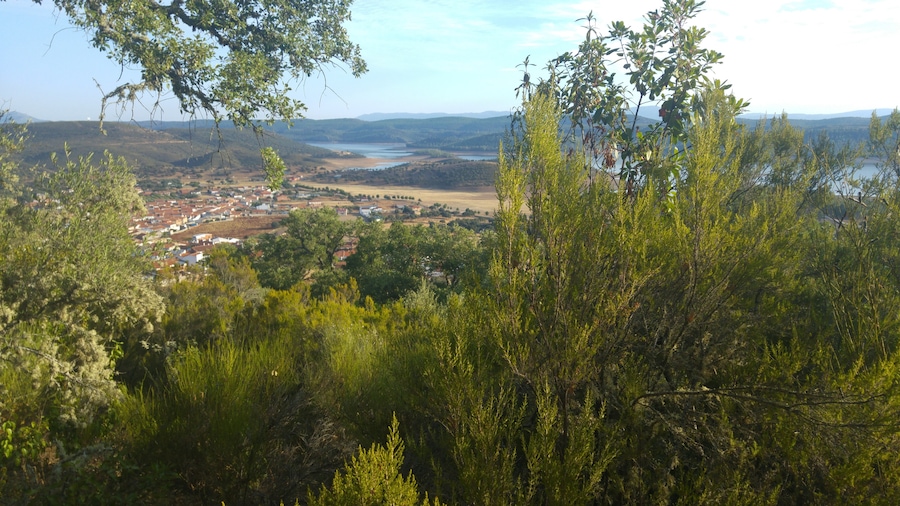 Vista del pueblo Helechosa de los Montes con el embalse de Cíjara al fondo