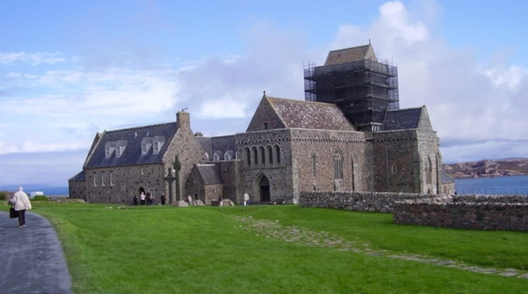 Photo "Iona Abbey" by james denham (CC BY-SA) / Cropped from original