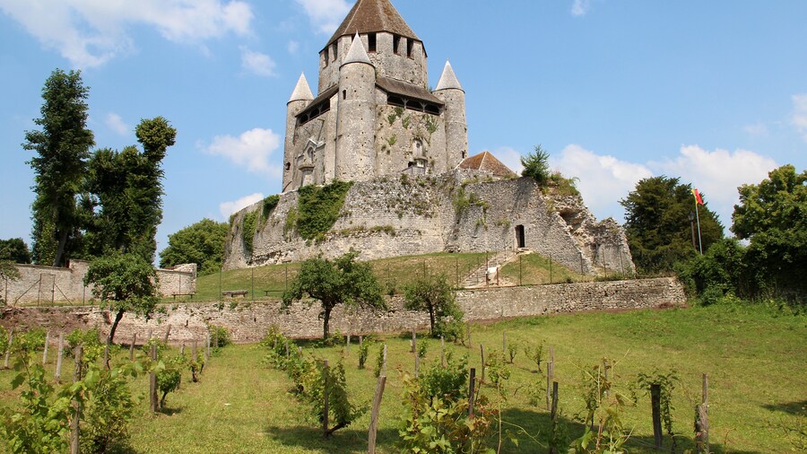 Photo "Provins (Île-de-France), the "Tour César" (XIIth century)." by Jean-Pol GRANDMONT (Creative Commons Attribution-Share Alike 3.0) / Cropped from original