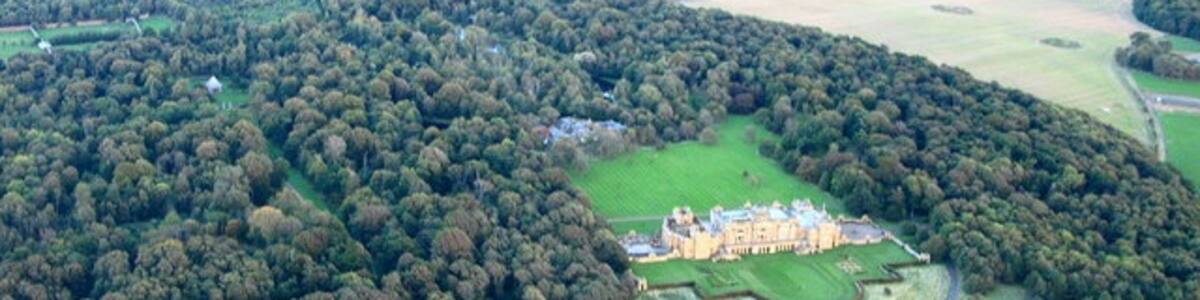 Photo "Gosford House and grounds from the air Usually hidden from view but rather magnificent from the air." by Lisa Jarvis (Creative Commons Attribution-Share Alike 2.0) / Cropped from original