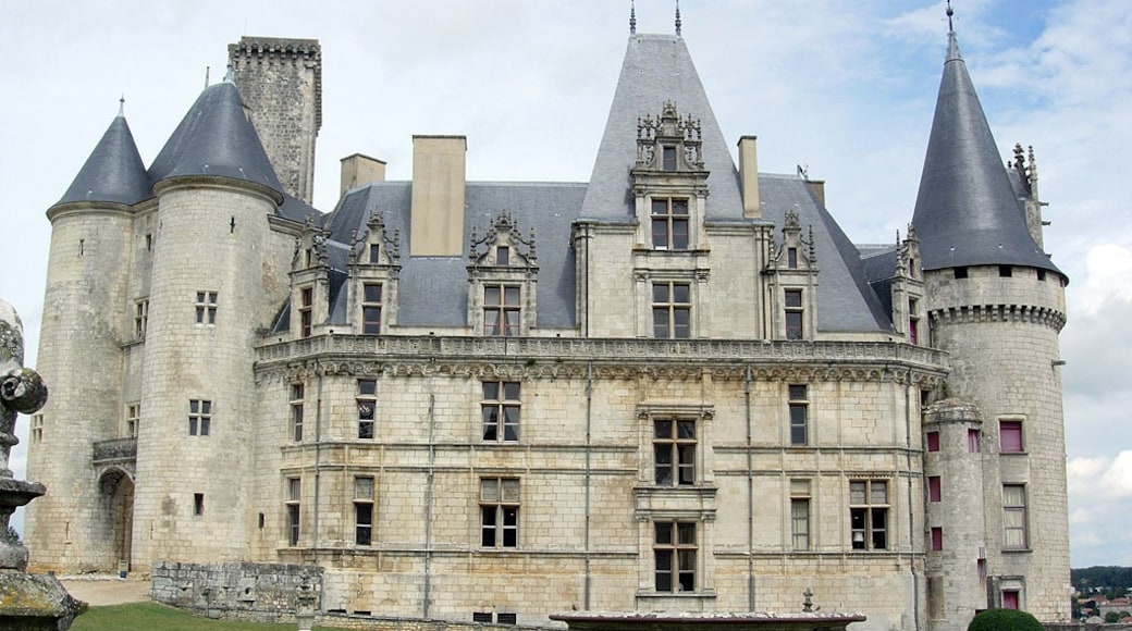 Foto "Château de la Rochefoucauld" de Sébastien (CC BY-SA) / Recortada do original