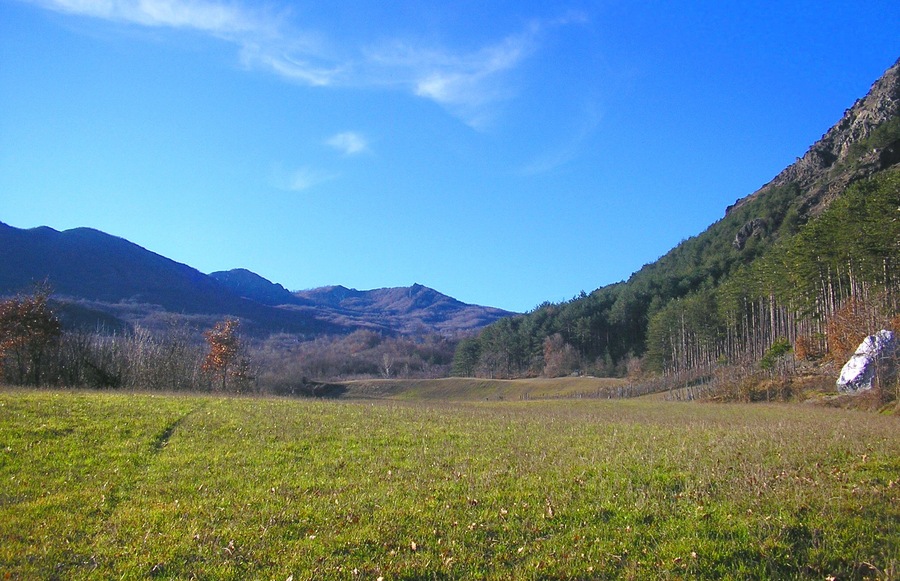 Boioli di Perino, a destra Monte Armelio