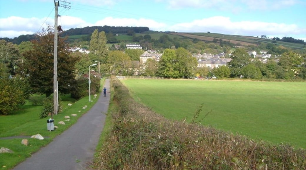 Photo "Bovey Tracey" by Derek Harper (CC BY-SA) / Cropped from original
